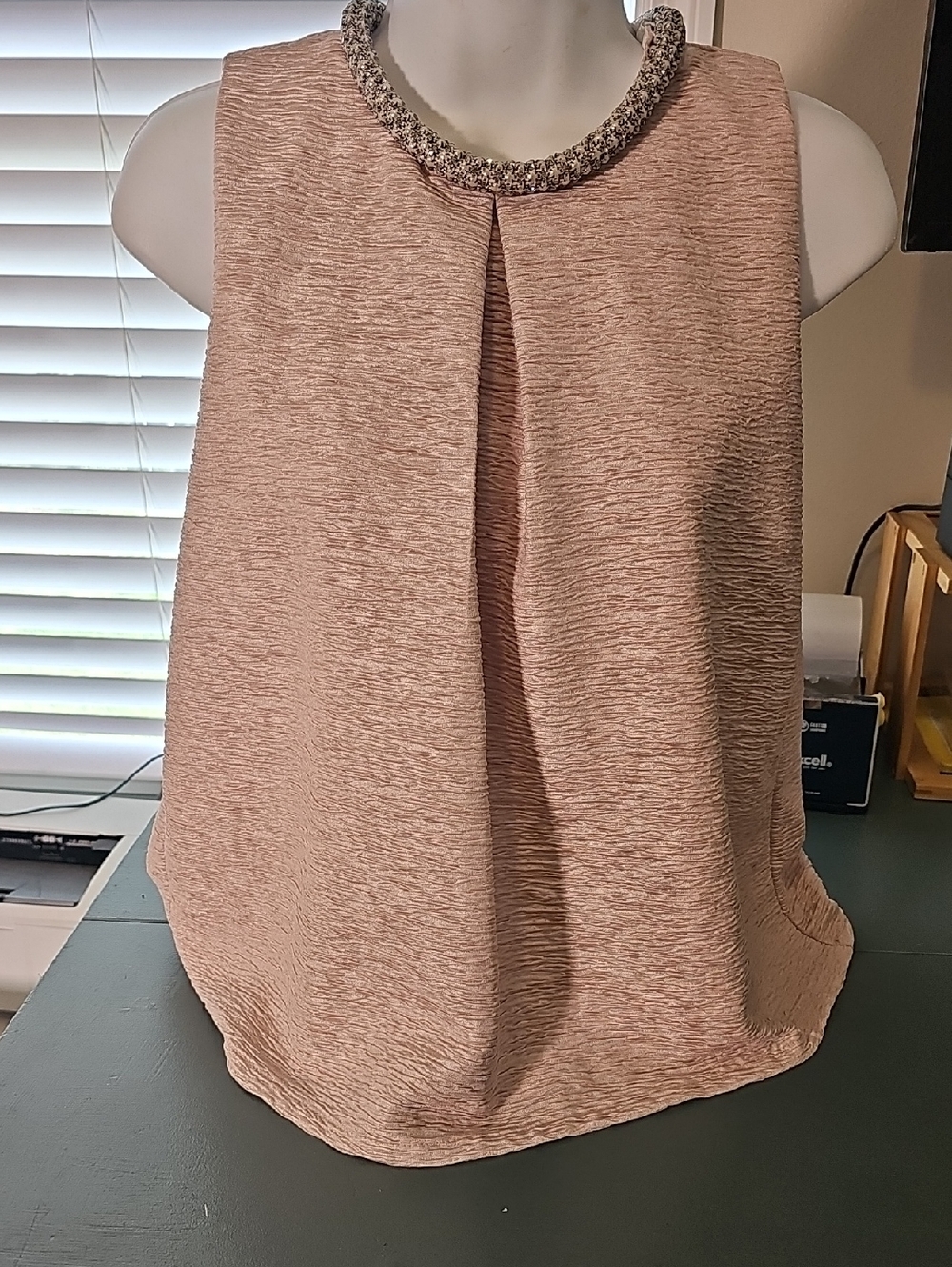 Villa Beaded Neck Pleated Shell Womens Size 4 Pink Textured‎ Sleeveless Blouse